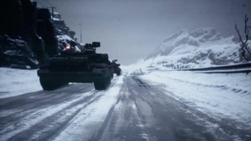 Ein Panzerkonvoi steht auf einer verlassenen Winterstraße