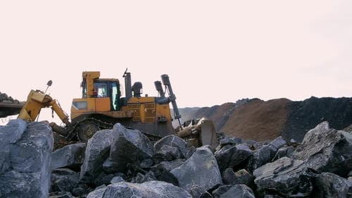 Der Bulldozer Bewege die Steine und die Erde