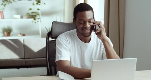 Konzentrierte Geschäftsleute arbeiten remote online vom Home-Office aus und sprechen mit Kunden und Kollegen