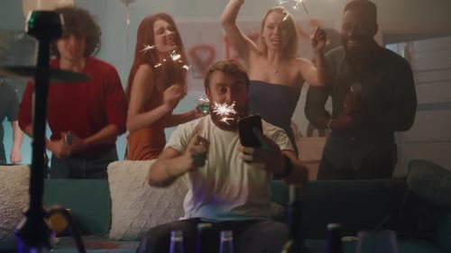 Fröhliche Menschen mit Wunderkerzen feiern Neujahr