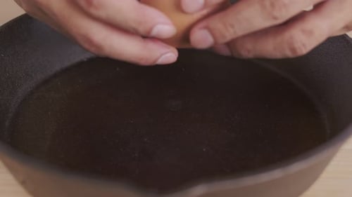Nahaufnahme des Spiegeleies in einer Pfanne zum Frühstück