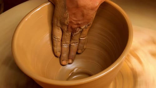 Potter at Work fabrique des plats en céramique