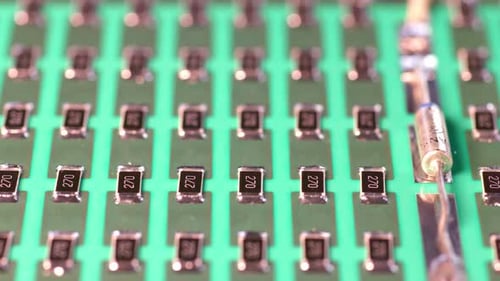 Slider Pan Shot eines Panels von SMD-Widerständen