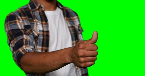 Mann zeigt seinen Daumen auf digitalem Bildschirm