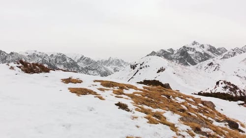 Luftlandschaft wunderschöner Winterberge