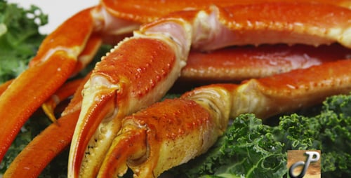 Patas de cangrejo frescas con limones y mantequilla