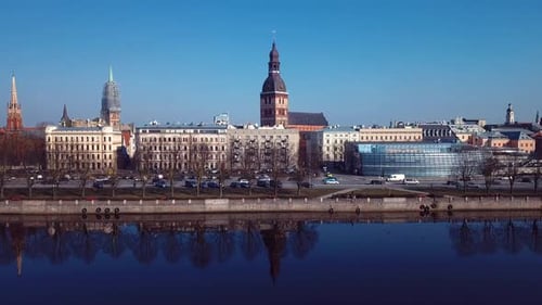 Aérea del casco antiguo de Riga 4k