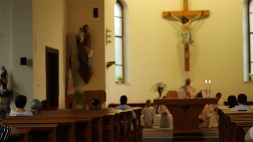 Pessoas orando na igreja