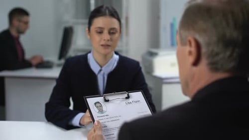 Employer Crossing Out Female Applicant Name in Resume During Interview, Failure