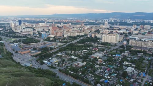 Vue panoramique aérienne de la ville de Krasnoïarsk depuis la montagne Karaulnaya