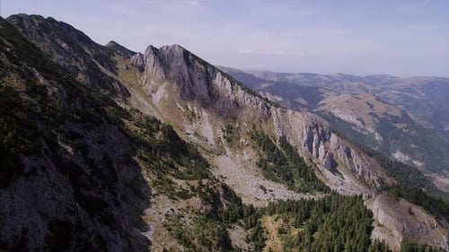 Vue aérienne des montagnes escarpées de Rugova au Kosovo à la lumière du jour
