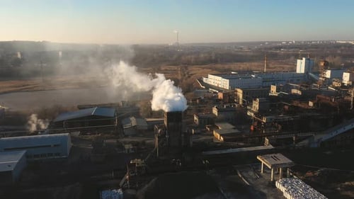 Captura aérea de humo que sale de una fábrica de productos químicos a la atmósfera