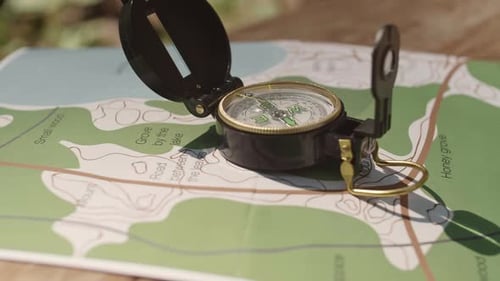 Brújula y mapa turísticos