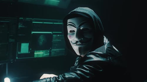 Unerkennbarer Hacker blickt in die Kamera