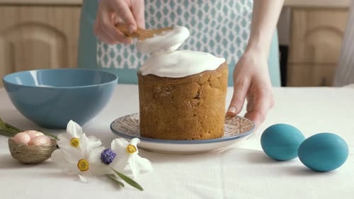 Osterkuchen zubereiten. Dekoration süße Zuckerglasur bestreut mit buntem Bee. Frohe Ostern.