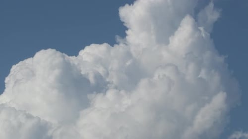 Wolken bewegen sich am blauen Himmel