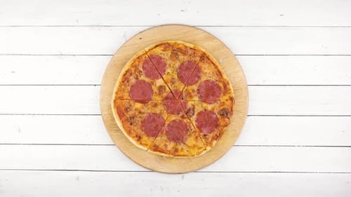 Ansicht von oben auf Pepperoni-Pizza backen