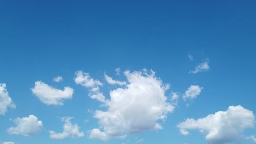 Wolken-Zeitraffer bei Tageslicht