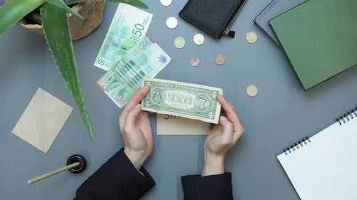 Hands sort un billet d'un dollar des « économies » de l'enveloppe