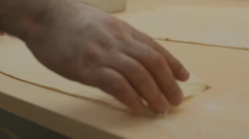 Männlicher Koch arbeitet an Baklava-Teig