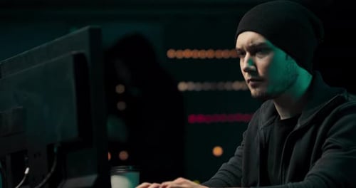 Hacker encapuzado perigoso invade servidores de dados do governo e infecta seu sistema com um vírus