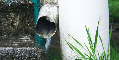 A água flui do Downspout 2