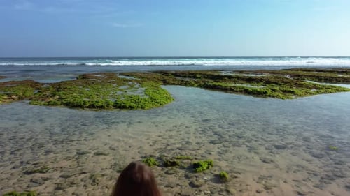 Mujer bailando en la playa y Zumbido sobrevuelan