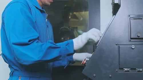 Nahaufnahme per Fingerdruck zur Steuerung der CNC-Maschine