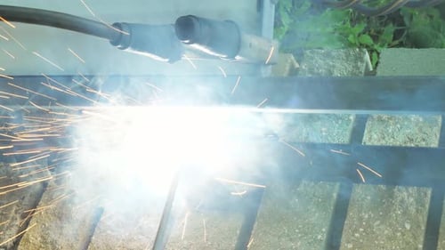 Der Schweißer kocht das Metall