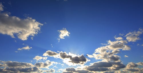 Sonnenblendung in den Wolken