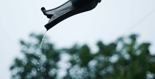 A água flui do Downspout 3