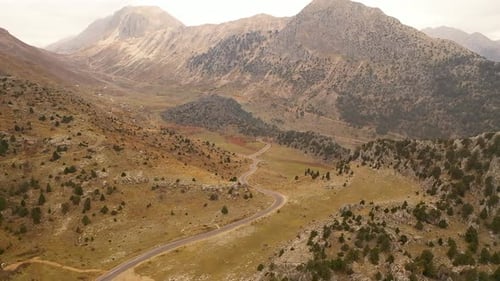 Les massifs montagneux des villes turques filmés sur un Drone