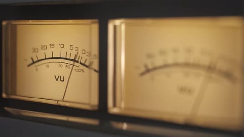 Consola de audio para monitoreo de niveles de señal de audio en un amplificador de sonido clásico