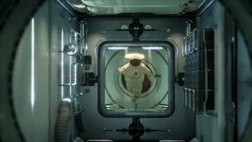 Astronaut in der Orbital-Raumstation