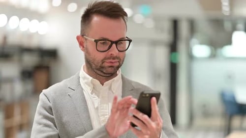 Hombre creativo con teléfono inteligente