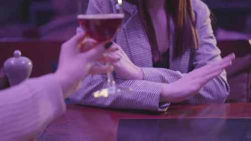 Femme méconnaissable faisant un refus