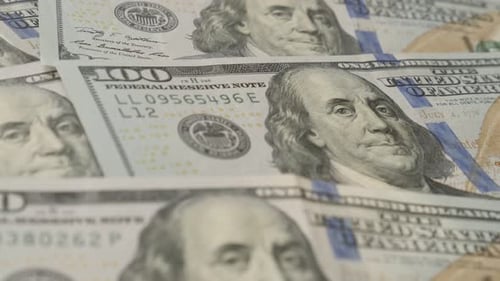 Nahaufnahme Dollar-Banknoten auf Tisch 4K 2160p 30fps UltraHD kippbares Filmmaterial - United States paper curr