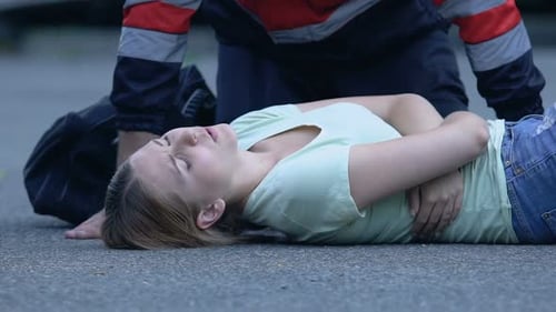 Dame souffrant de terribles douleurs dans les hémorragies abdominales dues à un traumatisme Premiers soins