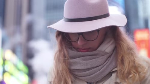 Garota na Time Square em Nova York