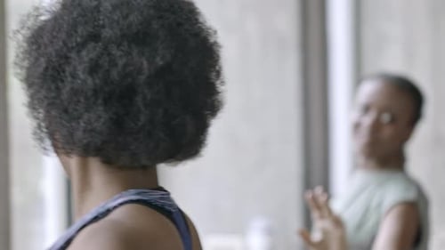 Femme africaine appréciant l'aérobic