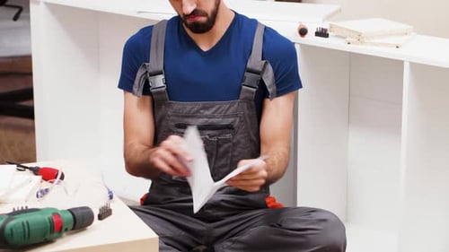 Entrepreneur confus pendant la vérification