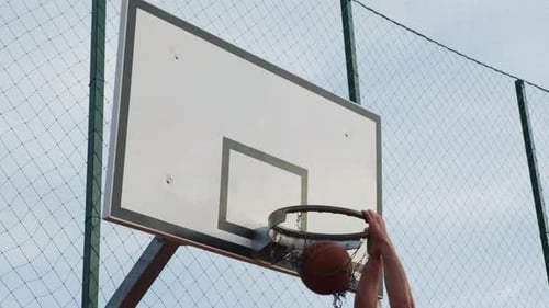 Beim Basketballspielen einen Punkt erzielen