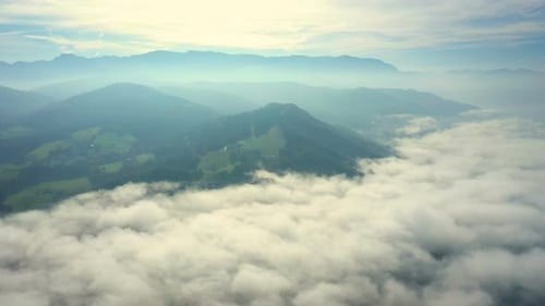 Weites Tal mit Wolken bedeckt 5