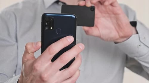 Escaneo Código códigos QR con un moderno monedero criptográfico frío y un teléfono inteligente