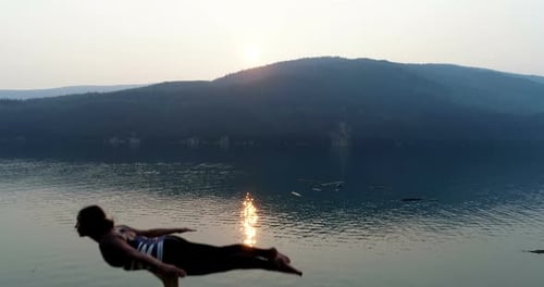 Femmes pratiquant l'acroyoga près du lac 4k