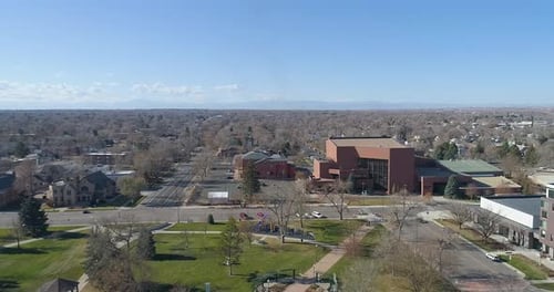 El
centro cívico de Greeley, la sala de conciertos, el parque Lincoln y las montañas en una toma de Zumbido temprano en la mañana.