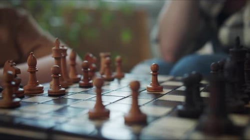 Das Mädchen folgt dem Zug des Gegners in einem Schachspiel genau und bewegt einen Bauern