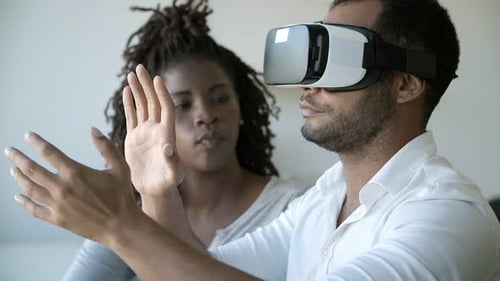 Zwei Programmierer stellen VR-Headset ein