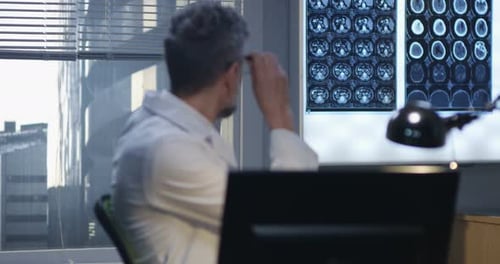 Médecin regardant le moniteur et analysant les rayons X