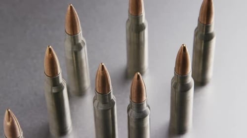 Filmmusik rotierende Aufnahme von Kugeln auf einer metallischen Oberfläche - BULLETS 002